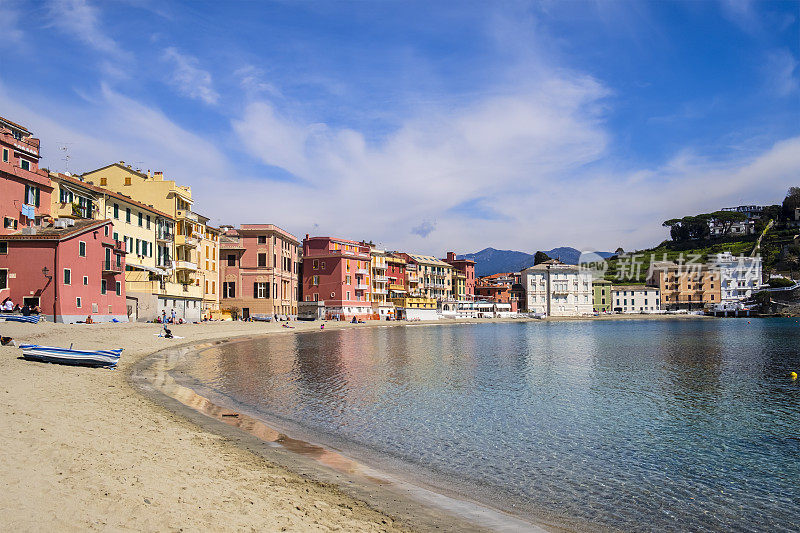 它位于Sestri Levante的Baia del Silenzio(沉默湾)，被意大利利古里亚特色的彩色建筑包围